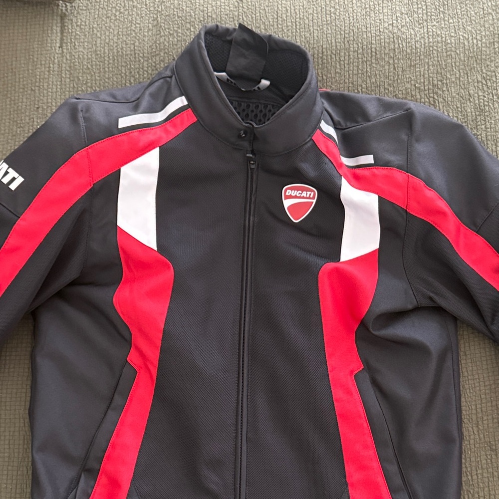 Ducati Mens Black and Red Jacket
shoulder and elbow pads included
like new